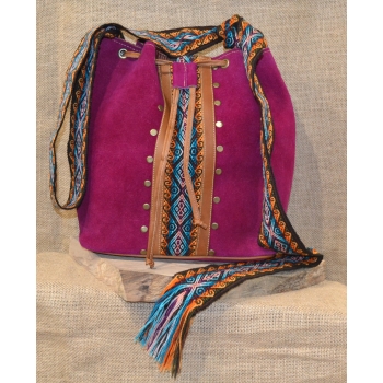 Torebka worek etno ze skóry różowa z kwiatowym haftem .